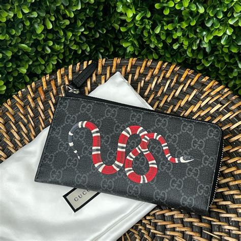 GUCCI GG Supreme Monogram Kingsnake Zip .